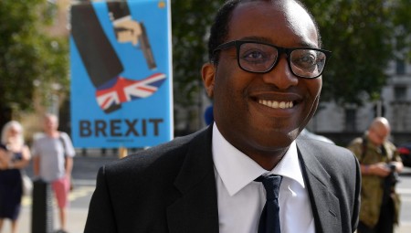 بريطانيا تتهيأ لإعادة فتح كامل في 21 يونيو