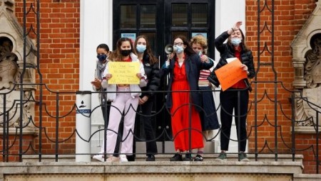 بريطانيا.. ضغوط قوية على الحكومة للتحقيق في ثقافة الاغتصاب بالمدارس