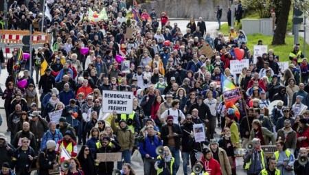 الألمان يتظاهرون ضد تدابير احتواء الجائحة