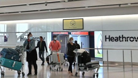 آلاف السياح يدخلون بريطانيا وتجاوزات في المطارات رغم حظر السفر