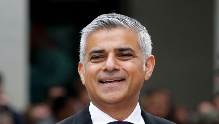 عمدة لندن صادق خان يعد بتوفير مساكن رخيصة لموظفي المحال التجارية