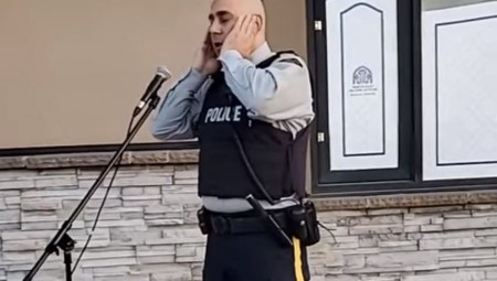 للمرة الأولى.. رفع آذان المغرب بالزي الكامل للشرطة الكندية