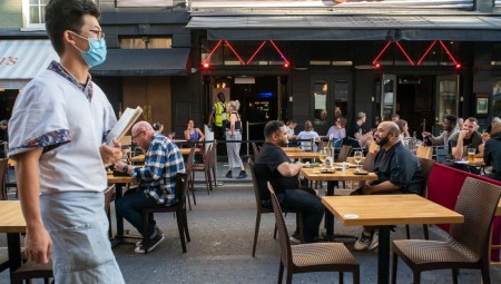 عضو لجنة اللقاح البريطانية: الموجة الثالثة على الأبواب ونخشى أن يتصرف الناس وكأن كورونا انتهت