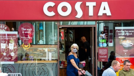 مديرة سابقة في كوستا تتعرض للفصل التعسفي والسبب معطفها