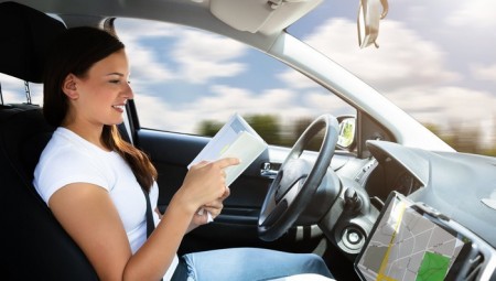 بريطانيا.. سيسمح لسائقي السيارات ذاتية القيادة بقراءة الكتب والمجلات أثناء القيادة