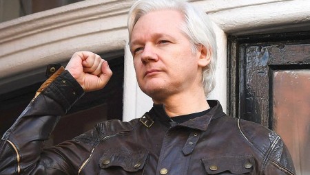 جوليان أسانج .. هل هو بطل أم مجرم خطير؟