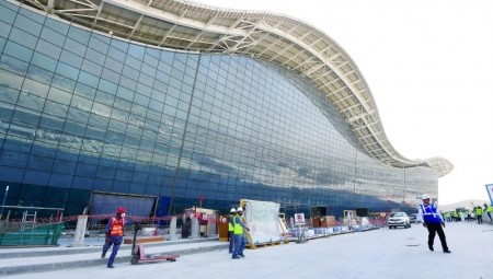 طريف .. عامل شحن يغفو في الهند ويستيقظ في الإمارات