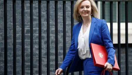 بريطانيا.. وزيرة التجارية تدافع عن الذمة المالية لبوريس جونسون