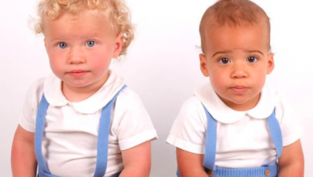 توأمان من أصول عرقية مختلطة يثيران الاهتمام بألوانهما المختلفة