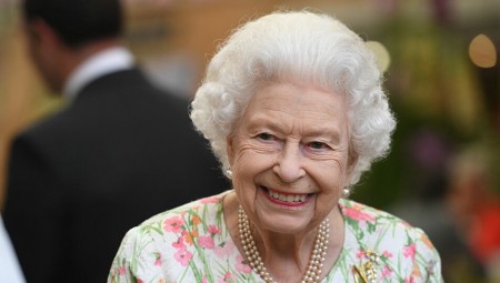 سائحون أمريكيون يسألون ملكة بريطانيا عن ملكة بريطانيا.. فما الحكاية؟