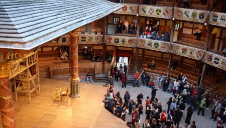 بريطانيا.. العروض تعود إلى المسارح بعد تخفيف قيود كوفيد