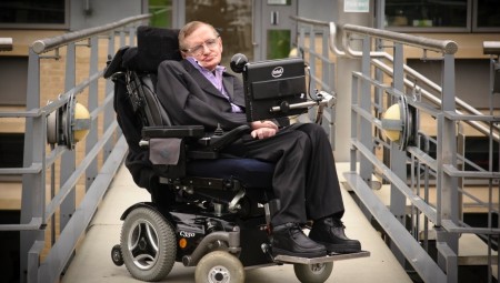 مكتب ستيفن هوكينغ وأرشيفه سيحفظان في المملكة المتحدة