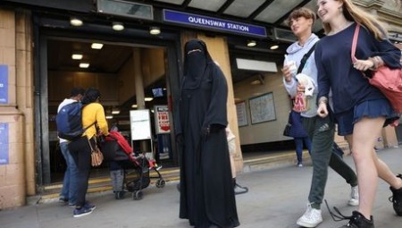 بريطانيا.. منقبة تتحدث عن المضايقات التي تتعرض لها بما في ذلك إشعال النار في نقابها  