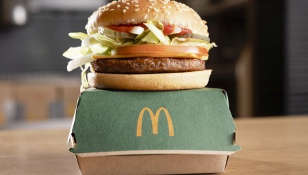 بريطانيا.. ماكدونالدز تصدر أول برجر نباتي بنكهة مماثلة لـ برجر اللحم العادية