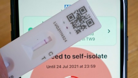 البريطانيون يتذمرون من عدم إعلان الحكومة عن موعد استبدال اختبار PCR باختبار التدفق الجانبي