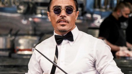 تهم تلاحق مطعم Salt Bae فرع  لندن لحذفه التعليقات السلبية من غوغل