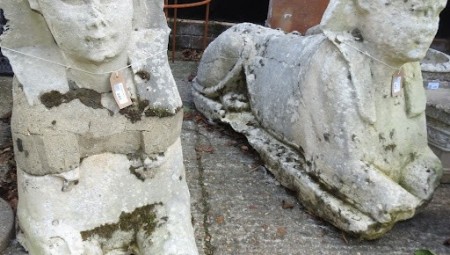 تمثالان مصريان لأبو الهول يثيران جدلا واسعا بعد بيعهما في مزاد بريطاني