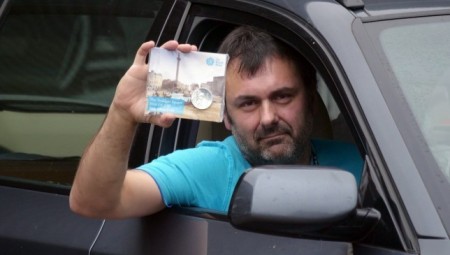 بريطاني يفوز بـ5000 إسترليني كتعويض عن اعتقاله لدفعه  100 جنيه معدنية لمحطة الوقود