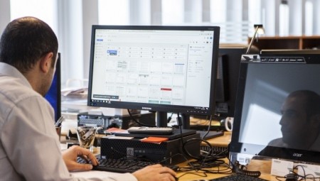 ما هي الآثار السلبية التي يتسبب بها الإدمان على العمل بشكل مفرط؟