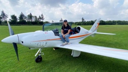 بريطانيا.. أصغر امرأة في العالم تقود طائرتها الخاصة بمفردها في رحلة عبر 52 دولة