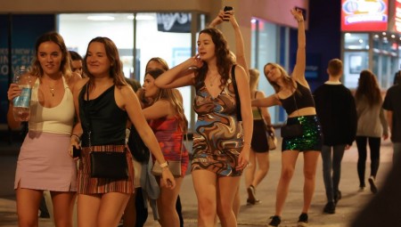 علماء يحلّون لغز ارتداء النساء لملابس أقل في الليالي الباردة دون الشعور بالبرد