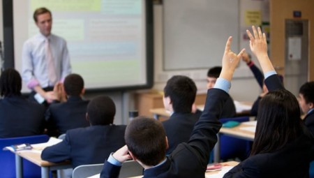 معلم سابق يشرح المعاني الخفية للعبارات التي يستخدمها المعلمون لوصف أبنائكم