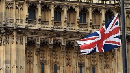 محكمة بريطانية تصدر أحكاما ضد شاب مصاب بالتوحد لارتدائه قميصا يدعم حماس