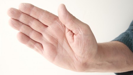 للتخلص من إدمانه: رجل أعمال يوظف سيدة لتصفعه عند استخدام فيسبوك