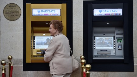 بريطانيا .. هل انتهى عهد الصراف الآلي والفروع البنكية؟