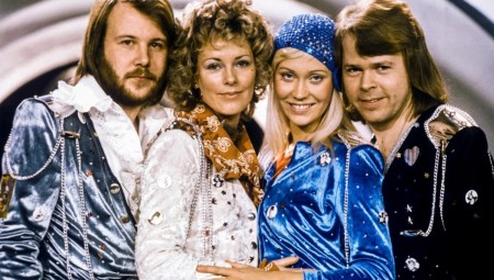 آبا تعود رسميا إلى تصنيف الأغنيات العشر الأولى في بريطانيا