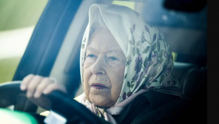 الملكة تظهر وهي تسوق سيارتها