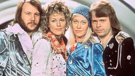 آبا تعلق الترويج لألبومها الجديد إثر حادث مأسوي خلال حفل في السويد