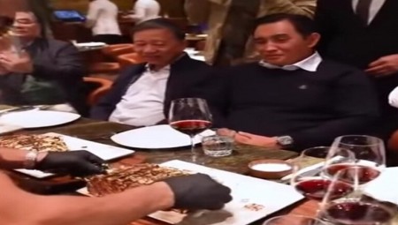 بالفيديو.. مقطع فيديو لوزير يأكل لحما ملفوفا بورق الذهب يثير انتقادات واسعة