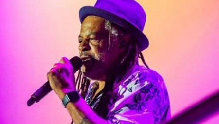 وفاة المغني أسترو أحد مؤسسي فرقة يو بي 40 البريطانية