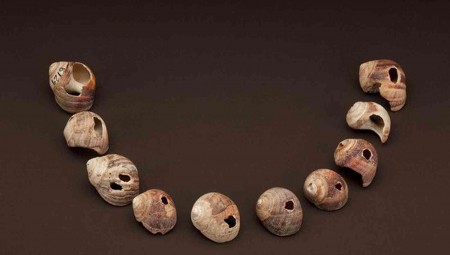 المغرب .. اكتشاف آثار حلي تعد الأقدم في تاريخ البشرية