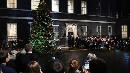 جونسون يضيء شجرة الكريسماس في داونينغ ستريت برفقة أطفال يرنمون