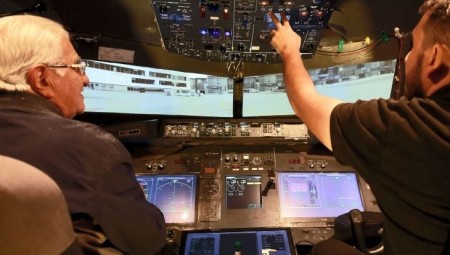 أردني لم يحقق حلمه في أن يكون طيارا  فبنى مقصورة طائرة في منزله