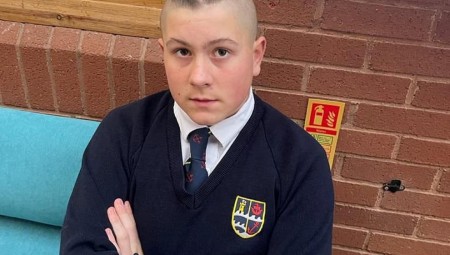 مدرسة بريطانية تعزل أحد طلابها بسبب تصفيفة شعره