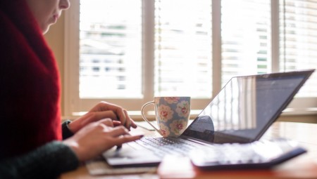 العمل من المنزل قاعدة تعود للواجهة في إنجلترا