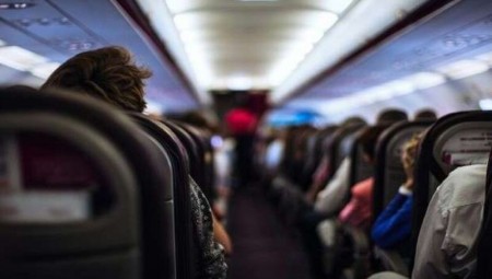 مثير للجدل.. طرد راكب من الطائرة لارتدائه ملابس داخلية نسائية عوضاً عن الكمامة