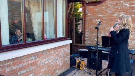 مسن بريطاني يتفاجئ بحفل موسيقي في حديقة منزله