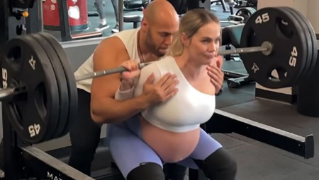 الأم العجيبة : أخرجت ابني ذي 9 أرطال دفعة واحدة من بطني وهذا سر لياقتي