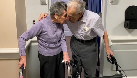 زوجان بريطانيان يحتفلان بمرور 81 عاما على زواجهما.. فما سر نجاح العلاقة؟