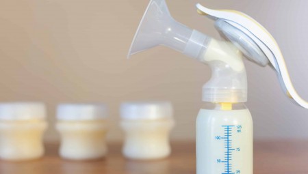 ضخ الحليب من صدرها يكسب بريطانية 10 آلاف جنيه إسترليني شهريا