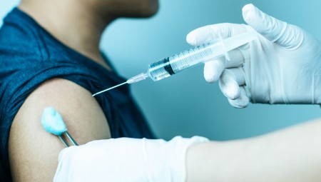 اتهام ممرضتين أميركيتين بجمع 1.5 مليون دولار من تزوير بطاقات التطعيم بكورونا