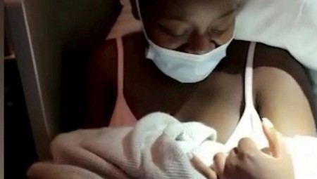 آلام المخاض فاجئتها.. طبيب يستعين بخيط تنظيف أسنان لتوليد امرأة على متن طائرة