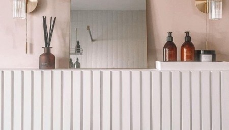 مصباح حائط في حمام يحظى بإعجاب مستخدمي انستغرام