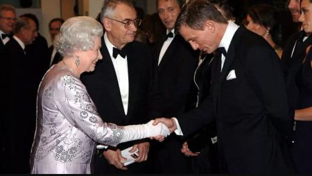 الملكة إليزابيث تكسر القاعدة وتقدم وساما خاصا للممثل دانيال كريغ