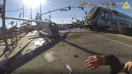 قطار يصدم طائرة في لوس أنجليس في مشهد يشبه الأفلام