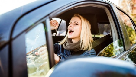 بريطانيا.. اقتراح قانون يغرّم السائقين الذين يرفعون صوت الموسيقى في سياراتهم